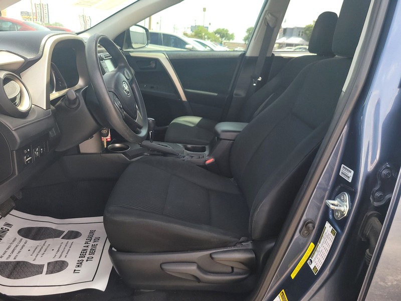 Toyota RAV4 Vehicle Full-screen Gallery Image 09