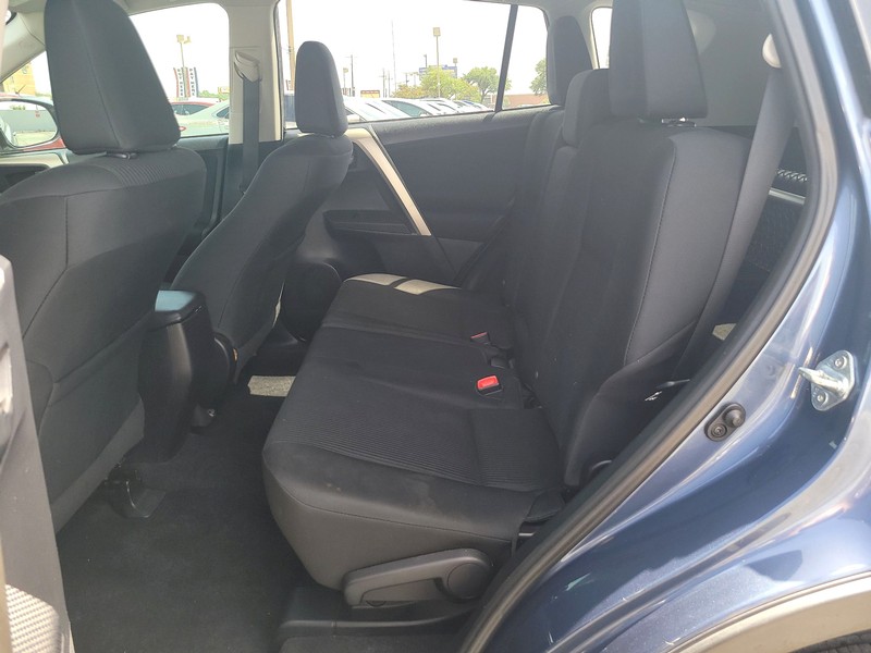 Toyota RAV4 Vehicle Full-screen Gallery Image 10
