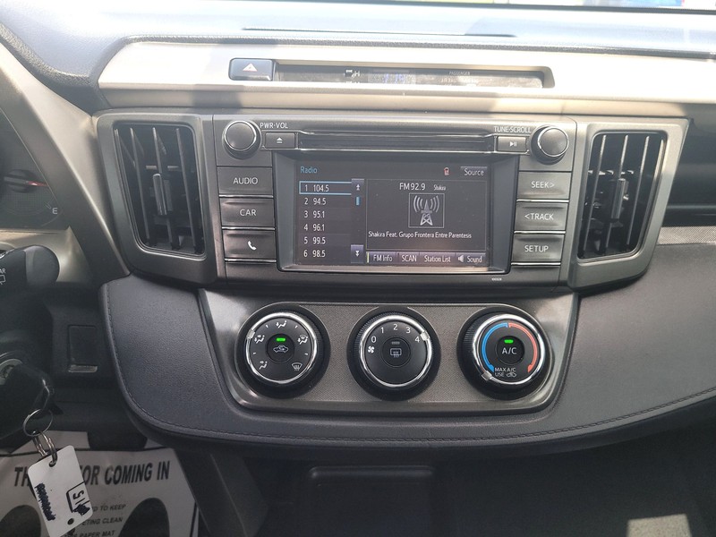 Toyota RAV4 Vehicle Full-screen Gallery Image 12