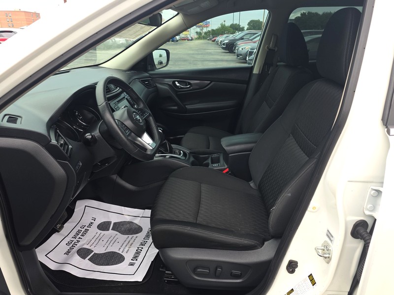 Nissan Rogue Vehicle Full-screen Gallery Image 09