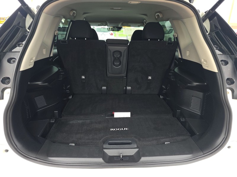 Nissan Rogue Vehicle Full-screen Gallery Image 11