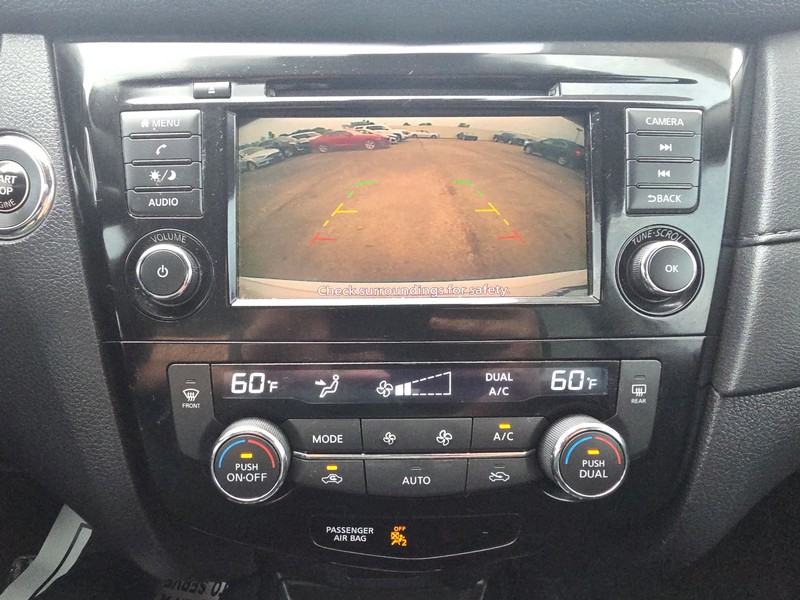 Nissan Rogue Vehicle Full-screen Gallery Image 17