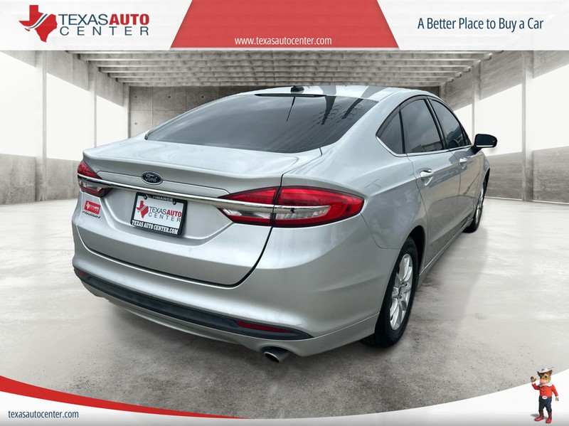 Ford Fusion Vehicle Full-screen Gallery Image 07