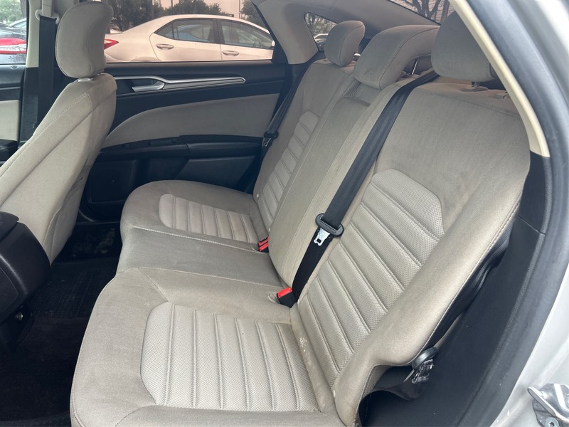 Ford Fusion Vehicle Full-screen Gallery Image 10