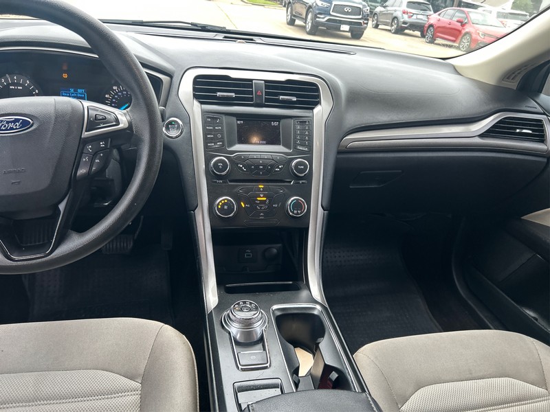 Ford Fusion Vehicle Full-screen Gallery Image 12
