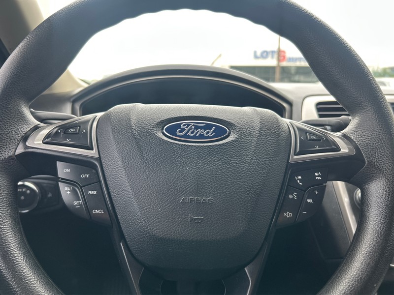 Ford Fusion Vehicle Full-screen Gallery Image 14