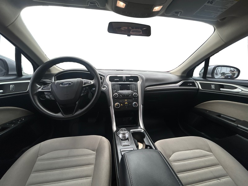 Ford Fusion Vehicle Full-screen Gallery Image 15
