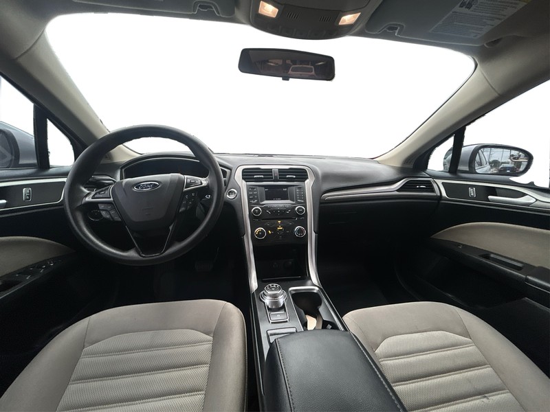 Ford Fusion Vehicle Full-screen Gallery Image 16