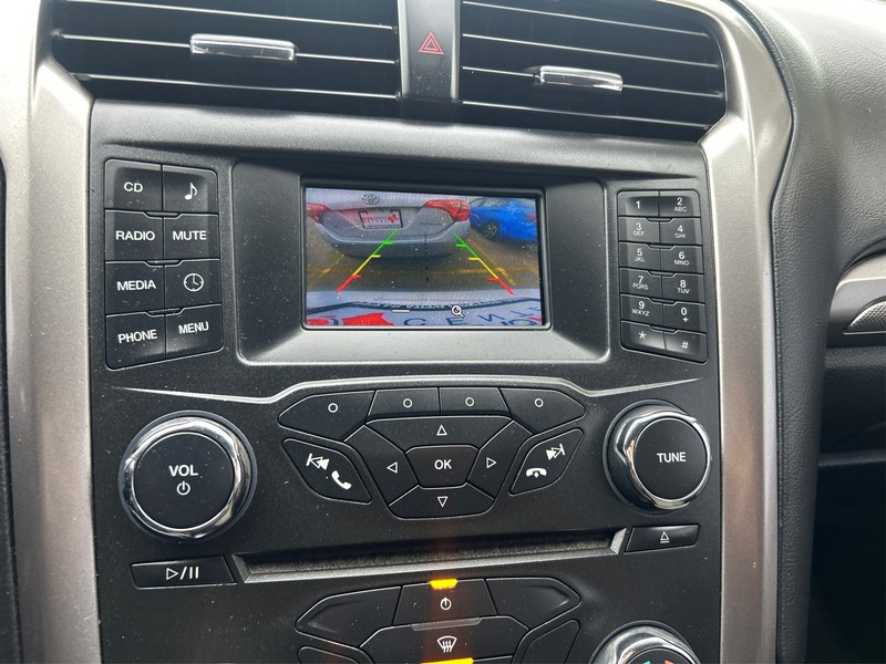 Ford Fusion Vehicle Full-screen Gallery Image 17