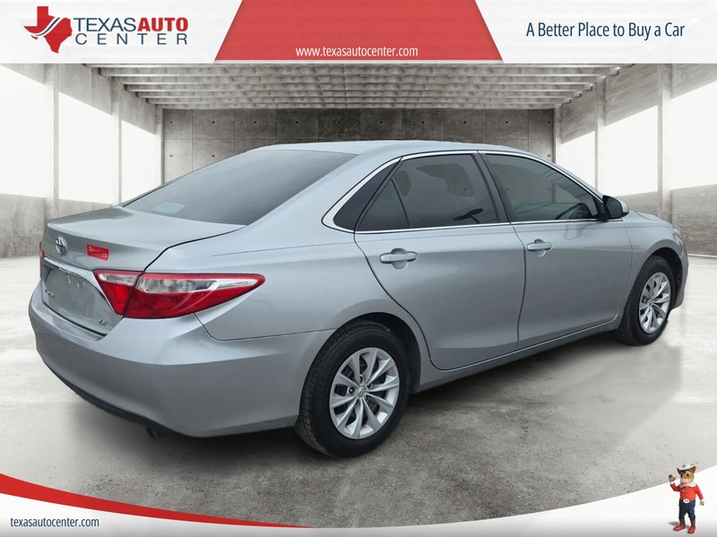 Toyota Camry Vehicle Full-screen Gallery Image 07