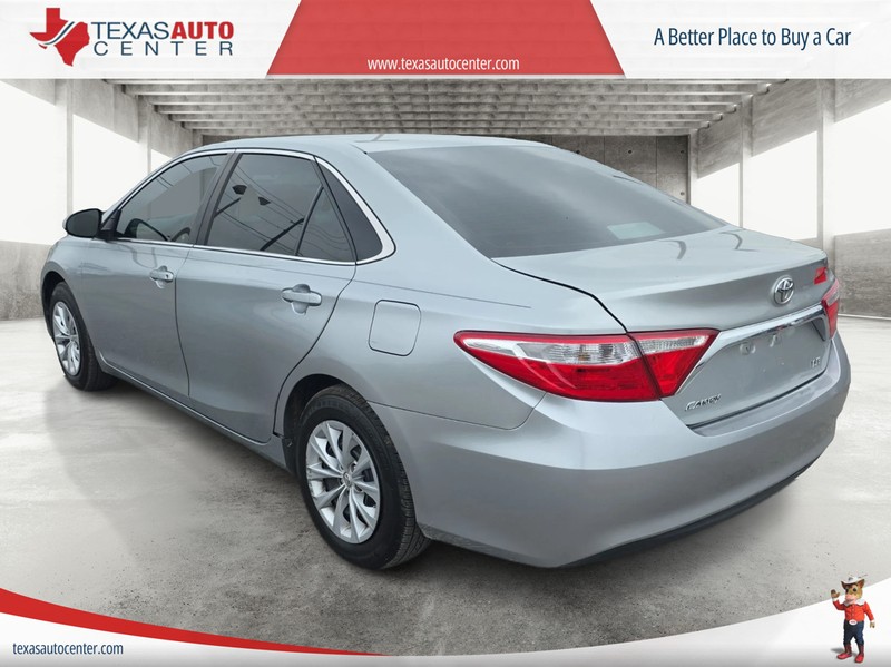 Toyota Camry Vehicle Full-screen Gallery Image 08
