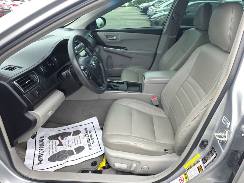 Toyota Camry Vehicle Full-screen Gallery Image 09