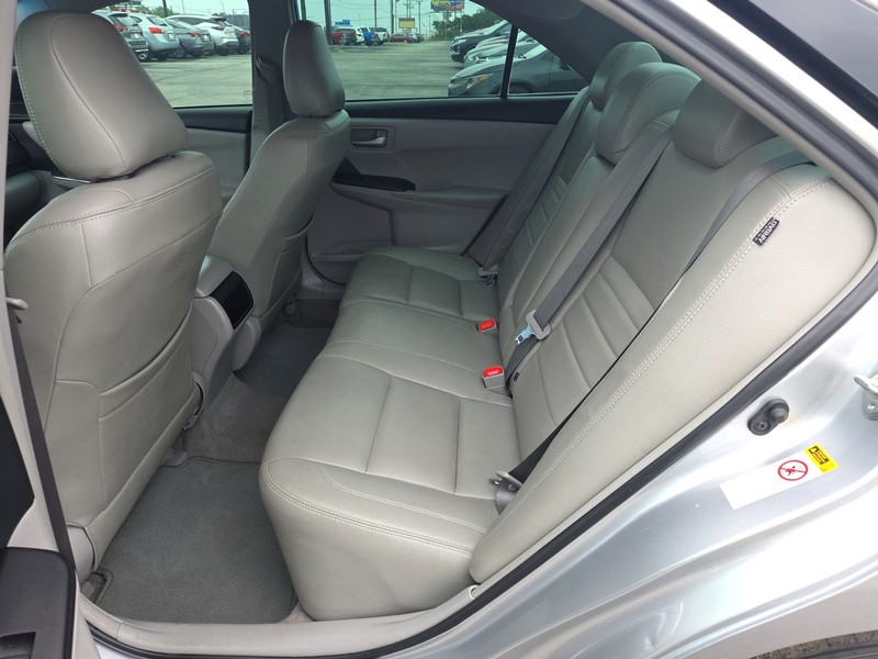 Toyota Camry Vehicle Full-screen Gallery Image 10