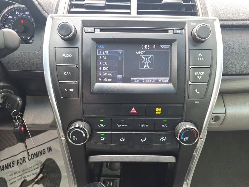Toyota Camry Vehicle Full-screen Gallery Image 11