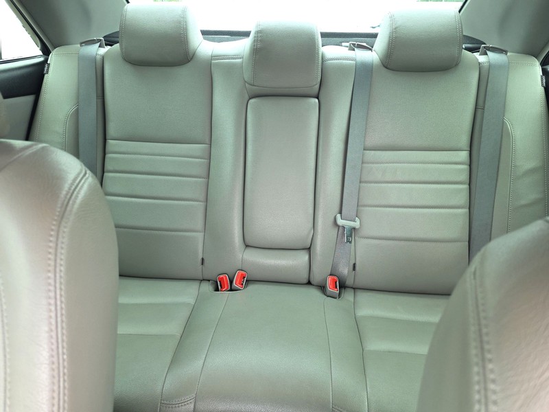 Toyota Camry Vehicle Full-screen Gallery Image 12
