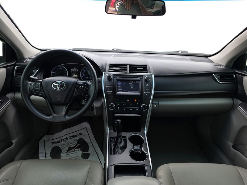 Toyota Camry Vehicle Full-screen Gallery Image 15