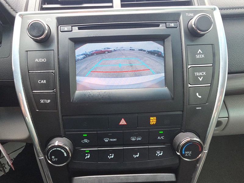 Toyota Camry Vehicle Full-screen Gallery Image 16