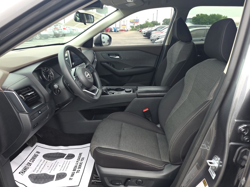 Nissan Rogue Vehicle Full-screen Gallery Image 09