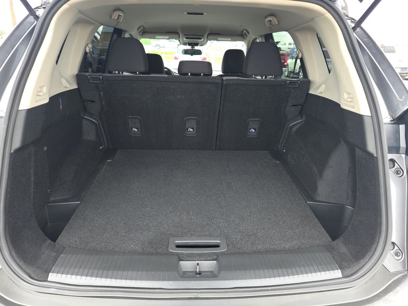 Nissan Rogue Vehicle Full-screen Gallery Image 11