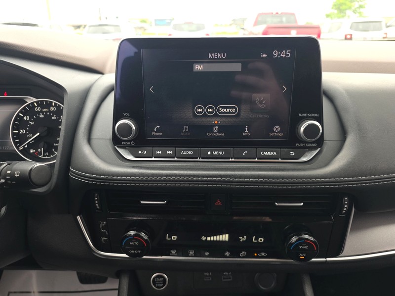 Nissan Rogue Vehicle Full-screen Gallery Image 12