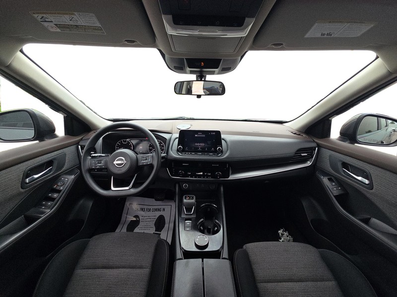 Nissan Rogue Vehicle Full-screen Gallery Image 15