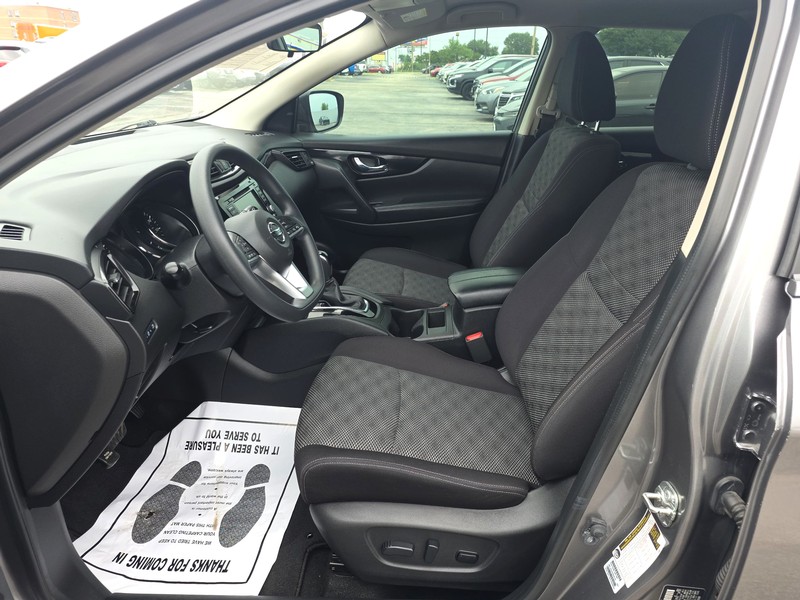 Nissan Rogue Sport Vehicle Full-screen Gallery Image 09