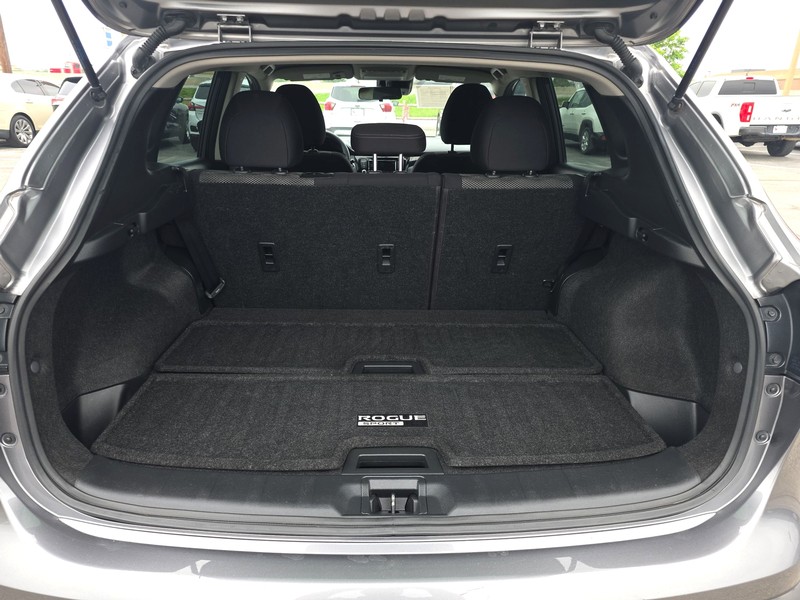 Nissan Rogue Sport Vehicle Full-screen Gallery Image 11