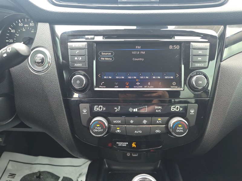 Nissan Rogue Sport Vehicle Full-screen Gallery Image 12