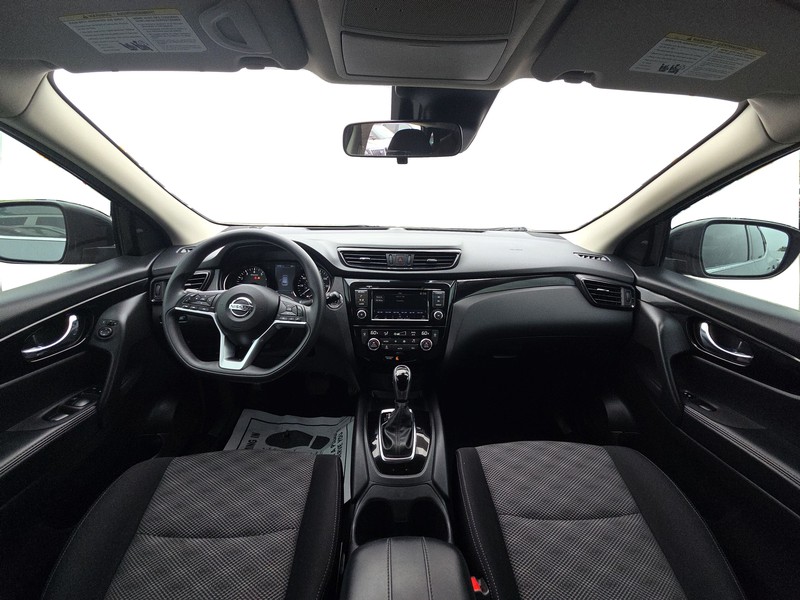 Nissan Rogue Sport Vehicle Full-screen Gallery Image 15