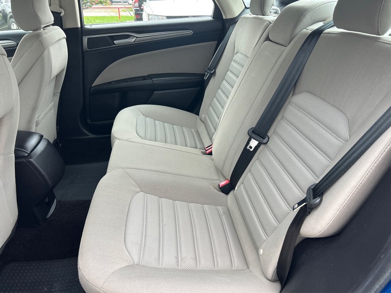 Ford Fusion Hybrid Vehicle Full-screen Gallery Image 08