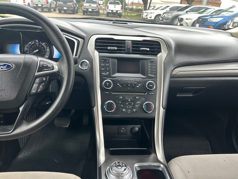 Ford Fusion Hybrid Vehicle Full-screen Gallery Image 10