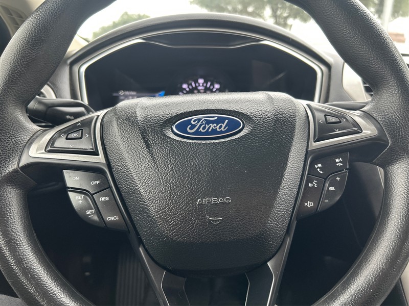 Ford Fusion Hybrid Vehicle Full-screen Gallery Image 12
