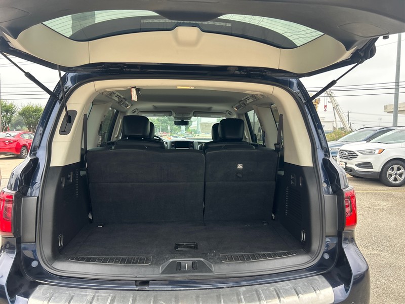 INFINITI QX80 Vehicle Full-screen Gallery Image 09