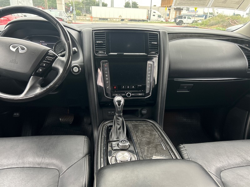 INFINITI QX80 Vehicle Full-screen Gallery Image 10