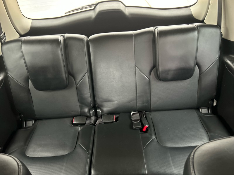 INFINITI QX80 Vehicle Full-screen Gallery Image 15