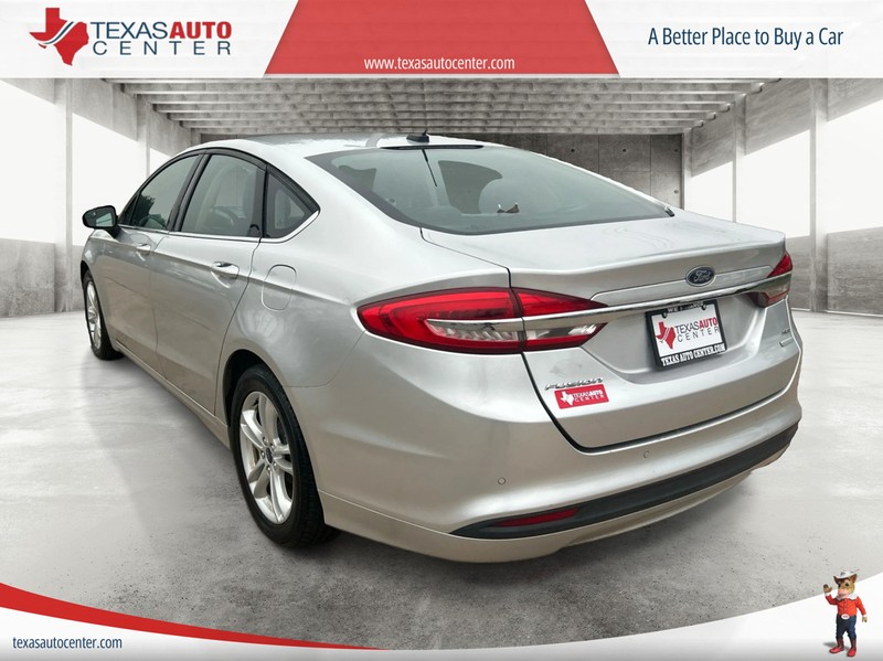 Ford Fusion Vehicle Full-screen Gallery Image 08
