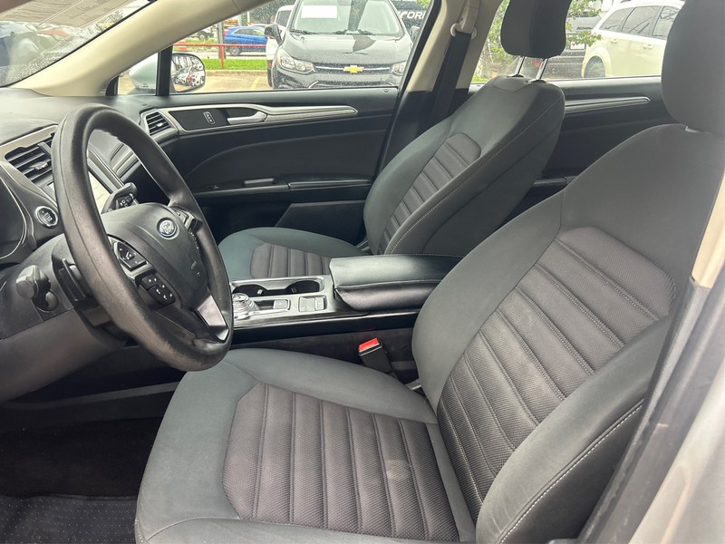 Ford Fusion Vehicle Full-screen Gallery Image 09