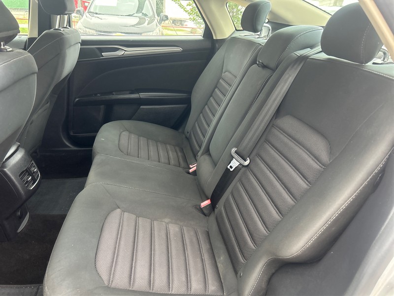 Ford Fusion Vehicle Full-screen Gallery Image 10