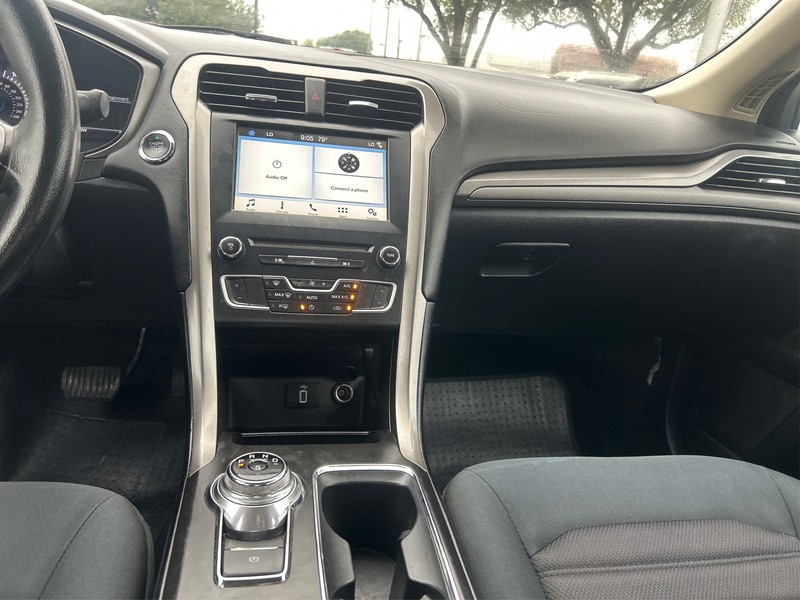 Ford Fusion Vehicle Full-screen Gallery Image 12