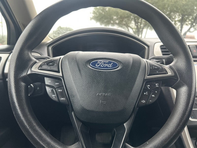 Ford Fusion Vehicle Full-screen Gallery Image 14