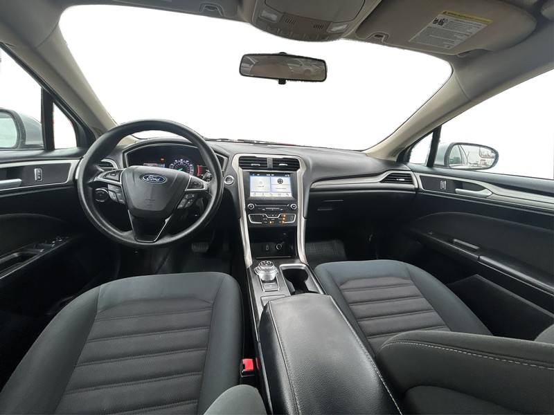 Ford Fusion Vehicle Full-screen Gallery Image 16