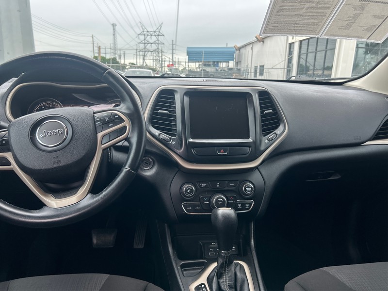 Jeep Cherokee Vehicle Full-screen Gallery Image 12