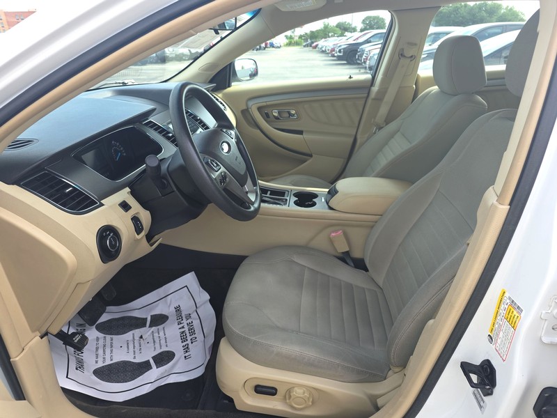 Ford Taurus Vehicle Full-screen Gallery Image 9