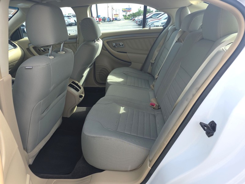 Ford Taurus Vehicle Full-screen Gallery Image 10