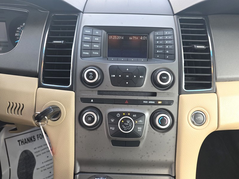 Ford Taurus Vehicle Full-screen Gallery Image 11