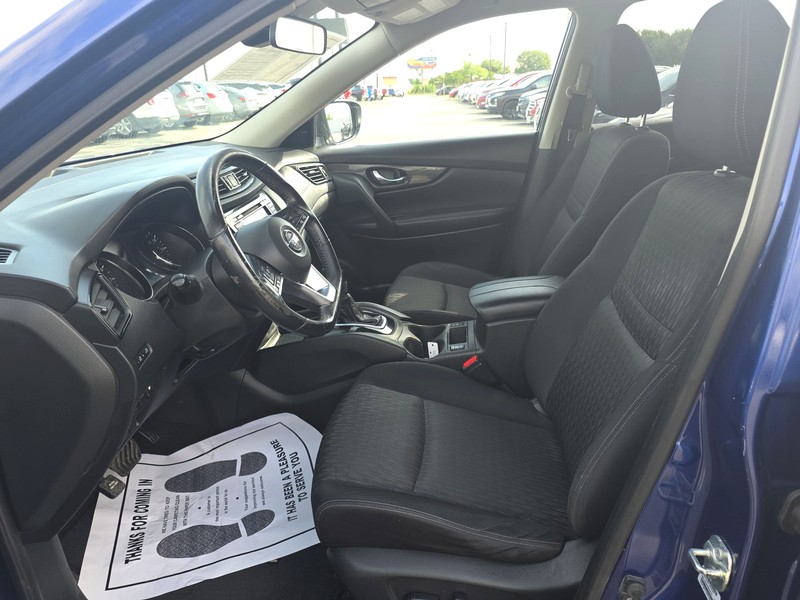 Nissan Rogue Vehicle Full-screen Gallery Image 9