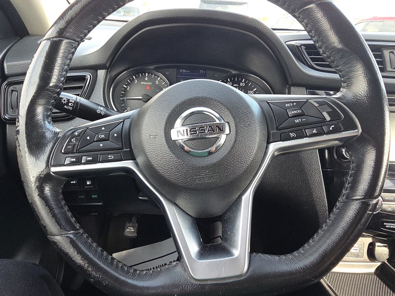Nissan Rogue Vehicle Full-screen Gallery Image 14