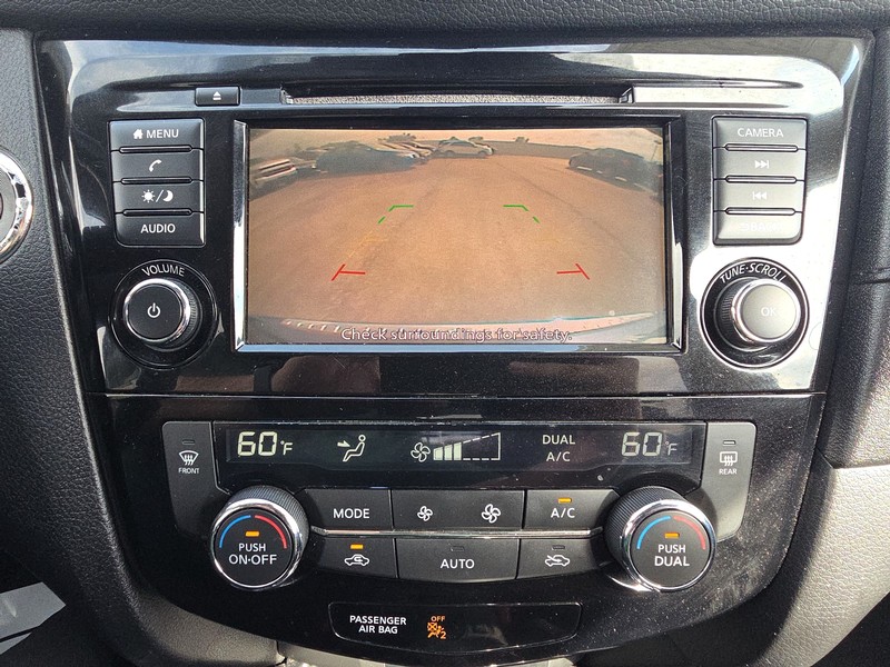 Nissan Rogue Vehicle Full-screen Gallery Image 17