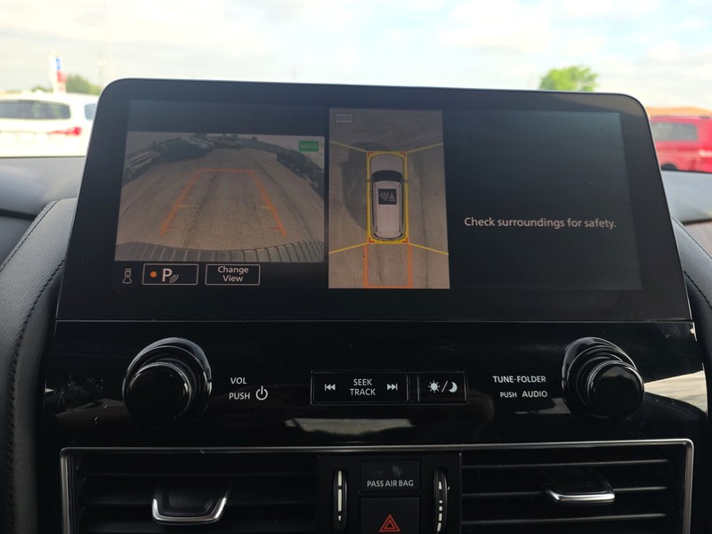 Nissan Armada Vehicle Full-screen Gallery Image 18