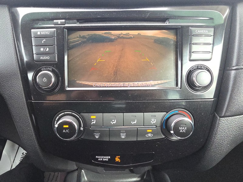 Nissan Rogue Vehicle Full-screen Gallery Image 17